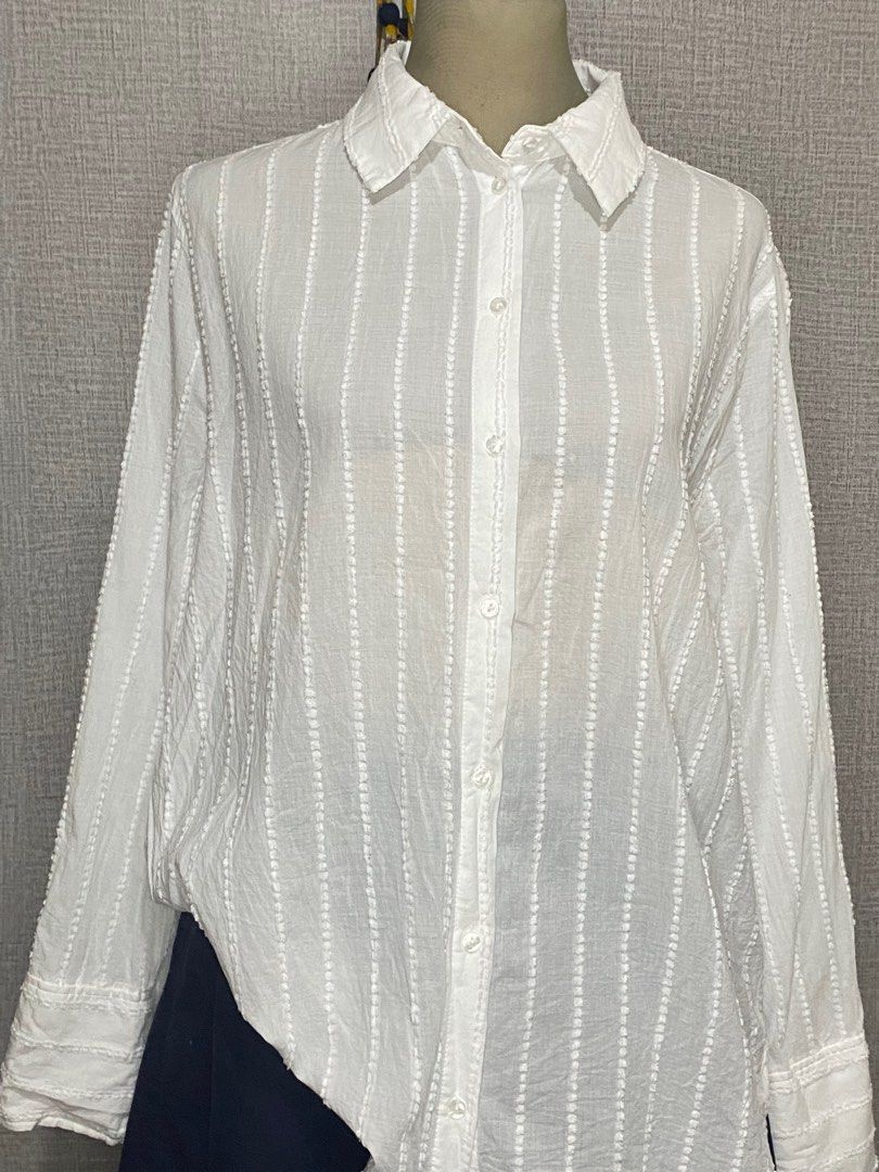 Mango Kasha Button down Blouse (Category: Blouses) located in Las Pinas. Submitted by rose.luab (Listing ID 1268473861, Image 2). Description: Preowned Blouse white Size Medium Mode of Payment Gcash or Maya Only ➡️Payment First before Pick Up ➡️No return no Exchange Policy ➡️No cancellation after payment received Note: Buyer Shoulder Handling Fee ( Las Pinas Area) .