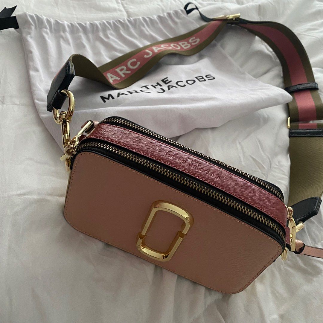 Marc Jacobs original snapshot crossbody bag (Category: Cross-body Bags) located in Malolos. Submitted by beasarchive (Listing ID 1268393852, Image 1). Description: •authentic • original price: ₱29k • used once • dust bad included.
