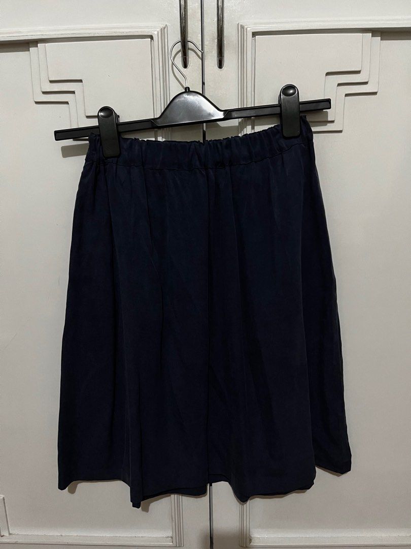 Muji Skirt Dark Blue (Category: Skirts) located in Valenzuela. Submitted by declutterwithje (Listing ID 1268443609, Image 1). Description: Very nice minimalist dark blue skirt. Has pockets! Never used with tag. Note: color may vary due to lighting Fits S to M Knee or slightly above knee lentt.