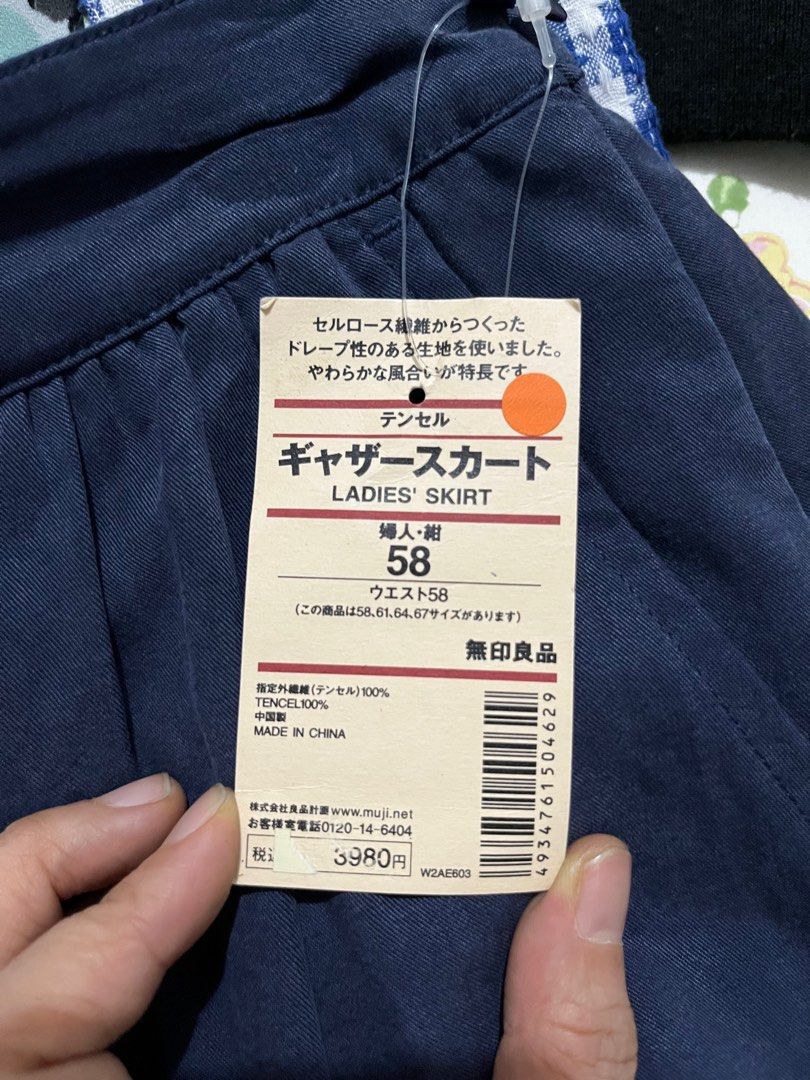 Muji Skirt Dark Blue (Category: Skirts) located in Valenzuela. Submitted by declutterwithje (Listing ID 1268443609, Image 2). Description: Very nice minimalist dark blue skirt. Has pockets! Never used with tag. Note: color may vary due to lighting Fits S to M Knee or slightly above knee lentt.