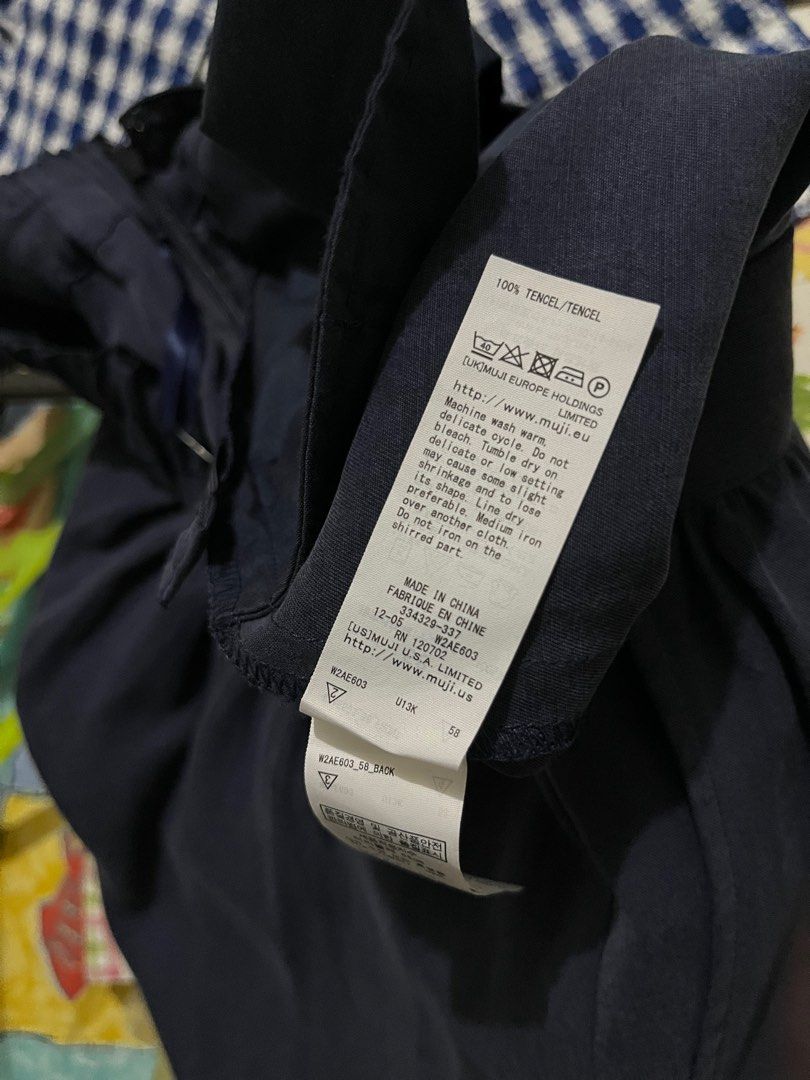 Muji Skirt Dark Blue (Category: Skirts) located in Valenzuela. Submitted by declutterwithje (Listing ID 1268443609, Image 3). Description: Very nice minimalist dark blue skirt. Has pockets! Never used with tag. Note: color may vary due to lighting Fits S to M Knee or slightly above knee lentt.