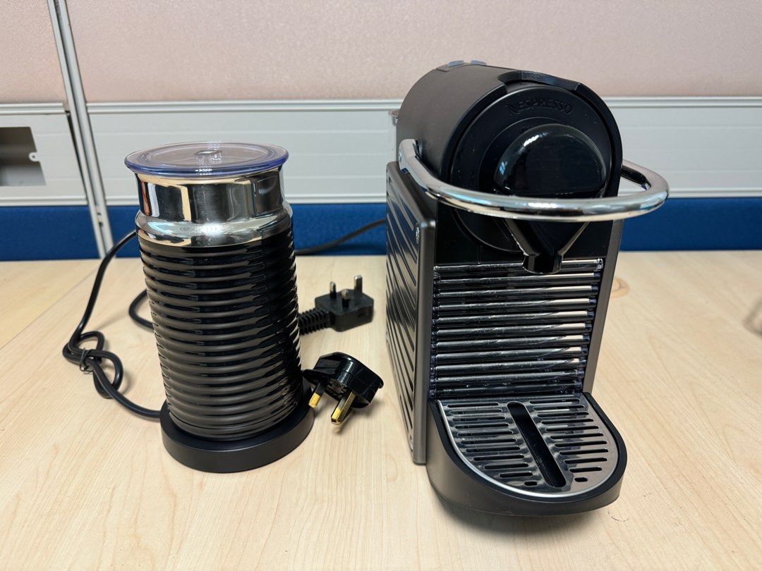 Nespresso Pixie Espresso Machine by De'Longhi with Aeroccino Milk