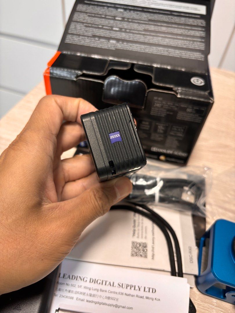 Sony RX0 第一代 （分類：相機）位於 Hong Kong。 由 yanckwan 提交（商品編號 1268339727，圖片 3）。簡介： 鑽石山交收 兩電 + 外置叉電 Full set 新舊睇相。