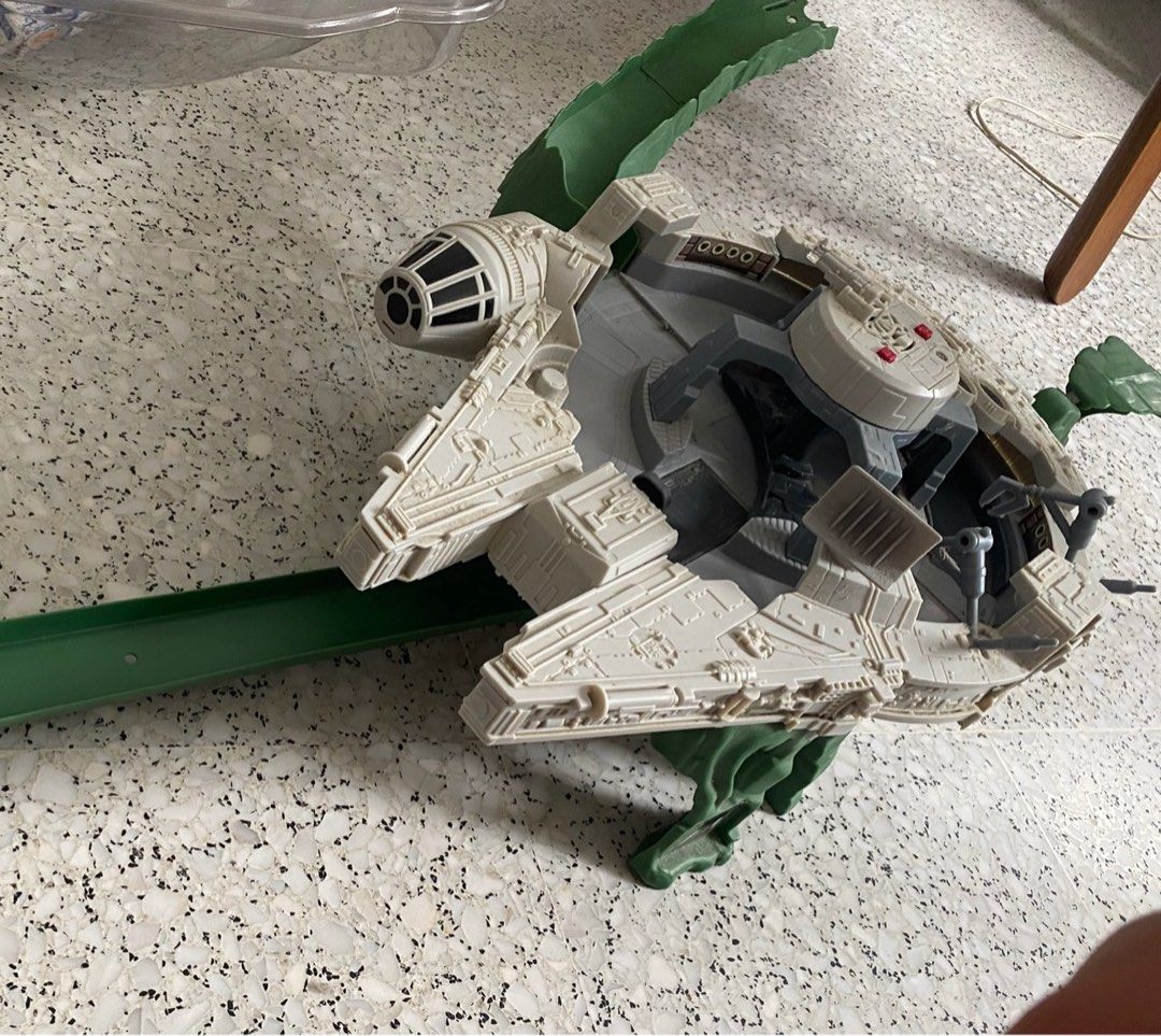 Hot wheels star 2025 wars millennium falcon playset
