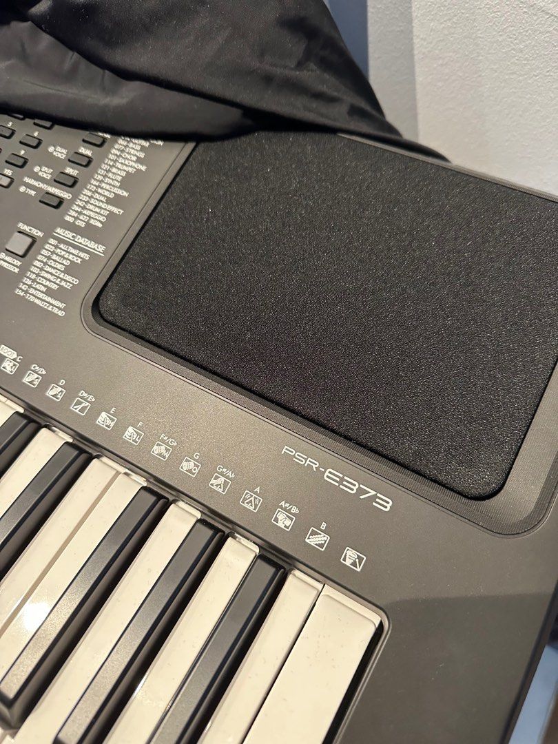 Yamaha Keyboard PSRE373 (Like new) with Keyboard stand, Hobbies & Toys