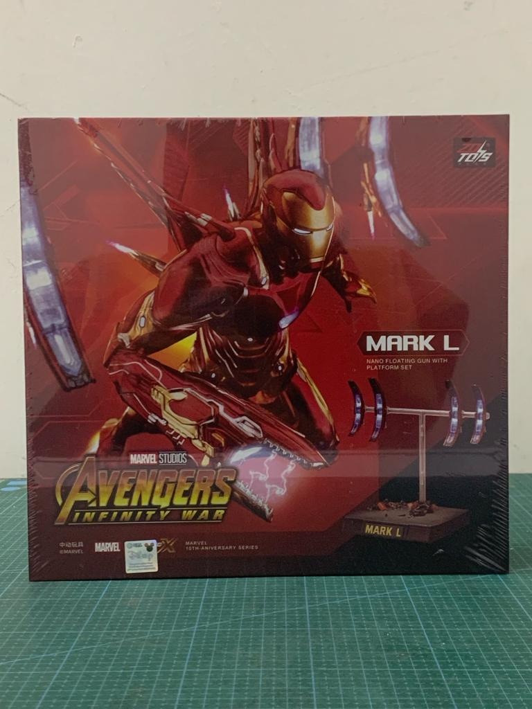 Iron man top floating action figure