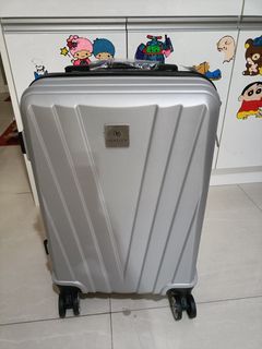 20吋行李箱，銀色，全新未使用過，附上外紙盒，只接受面交。