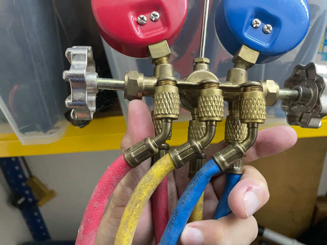 Air Con Gas R22 and Charging hose, Everything Else, Others on Carousell