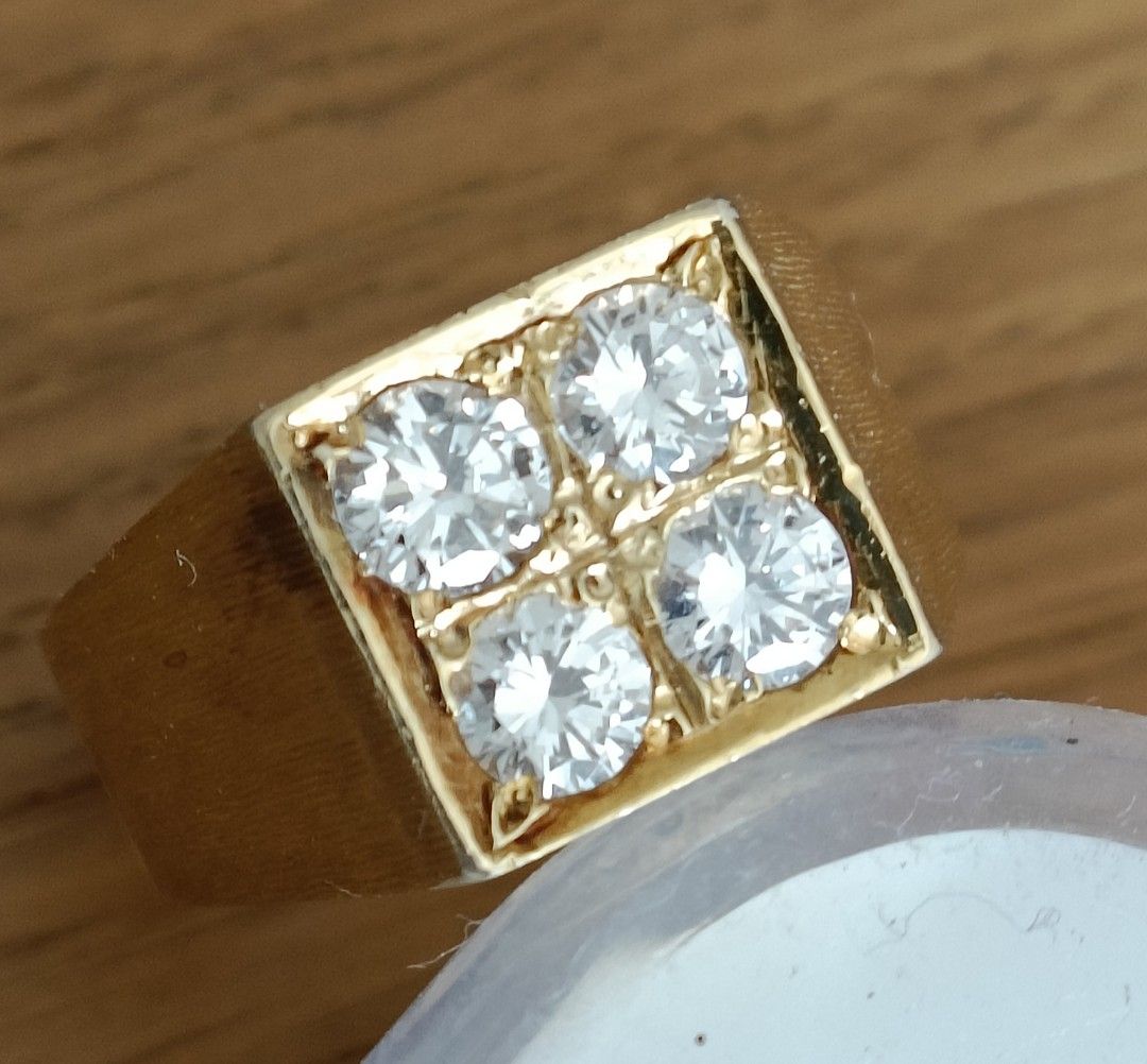 An Elegant And Beautiful Genuine Diamonds Ring An EXTRA FINE