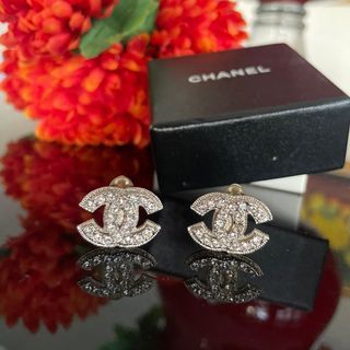 Anting Chanel