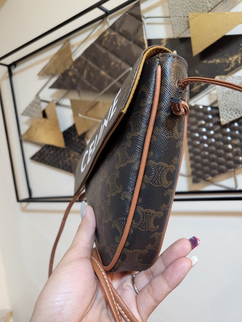 Celine store pochette triangle