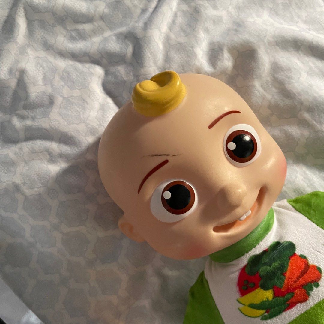 Cocomelon Roto Plush - Snack Time JJ Doll (Category: Plushies & Soft Toys) located in Dasmarinas. Submitted by mdmeds (Listing ID 1263617142, Image 3). Description: Preloved Bought at ₱1,499 Selling for only ₱750 Minimal flaws visible on the pictures, but it can still be removed .
