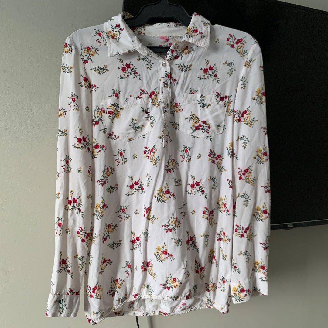 Crissa Floral White Blouse (Category: Blouses) located in Manila. Submitted by farfromregularco (Listing ID 1263616077, Image 2). Description: Crissa Floral White Blouse RFS: Used with care, not my style anymore. Size: Fits S Delivery Details: 📍Sampaloc, Manila Payment: BPI / Gcash / COD Message me for meetups Shipping: Grab / Lalamove / MrSpeedy Shipping must be shouldered by buyer.