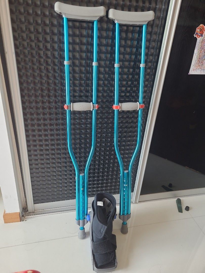 Crutches and Boot, Health & Nutrition, Braces, Support & Protection on