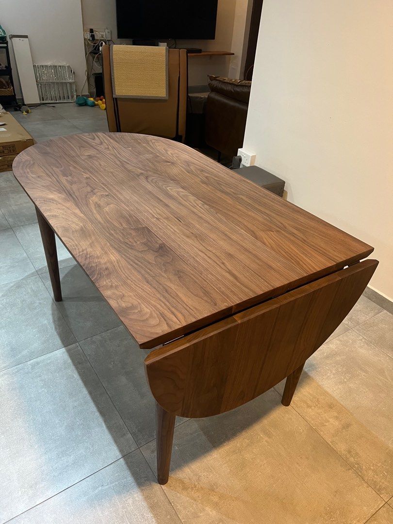 Dining Table (Category: Tables & Sets) located in Singapore. Submitted by nosleepfordays (Listing ID 1263695130, Image 3). Description: 140cm - 180cm extended .