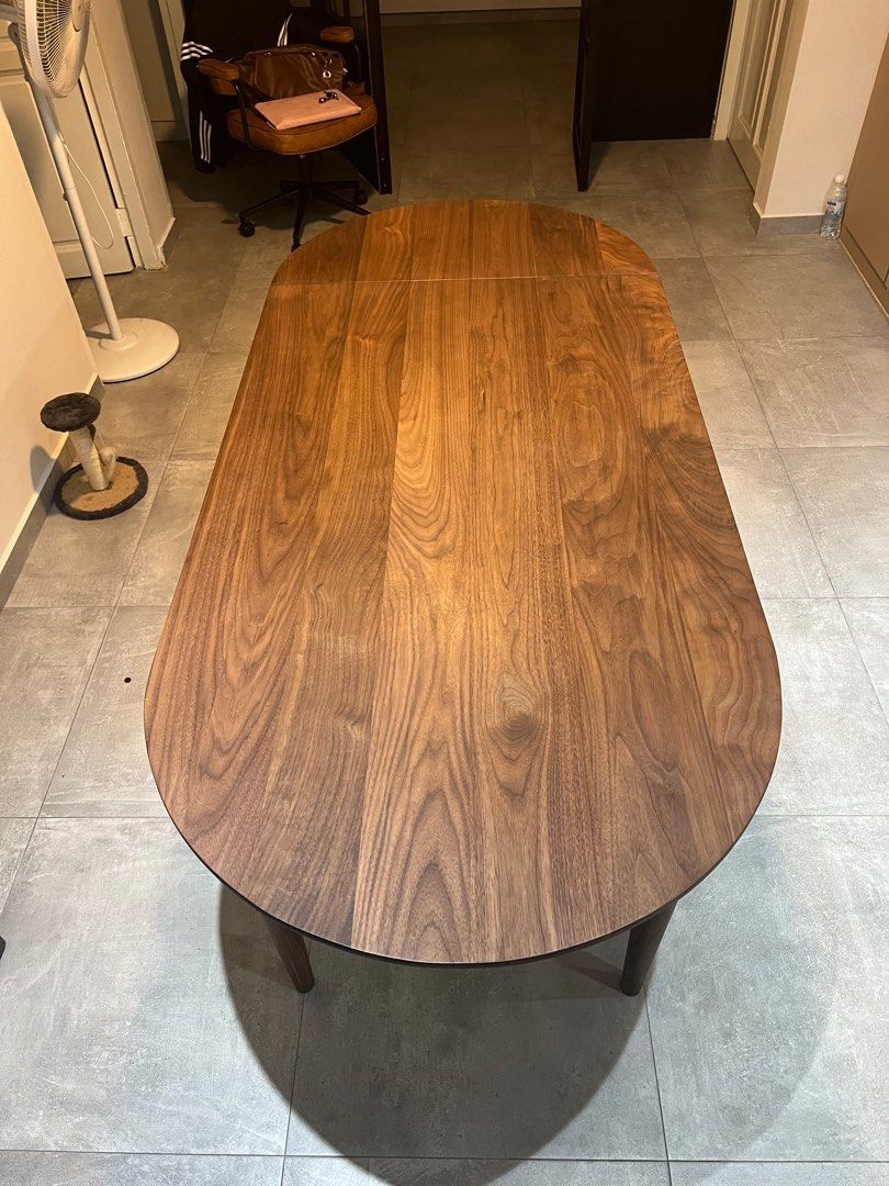 Dining Table (Category: Tables & Sets) located in Singapore. Submitted by nosleepfordays (Listing ID 1263695130, Image 2). Description: 140cm - 180cm extended .