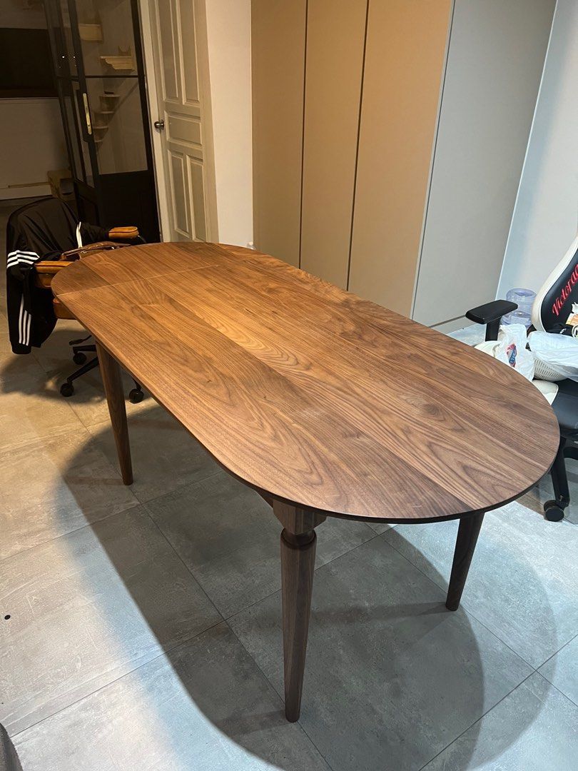 Dining Table (Category: Tables & Sets) located in Singapore. Submitted by nosleepfordays (Listing ID 1263695130, Image 1). Description: 140cm - 180cm extended .