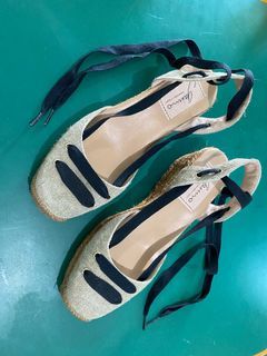 GAIMO WEDGES BOHE LINEN WITH BLACK RIBBON DETAIL AND WRAP AROUND TIE BEIGE AND BLACK SPANISH SHOES SIZE 38 (ORIGINAL PRICE: 5800)