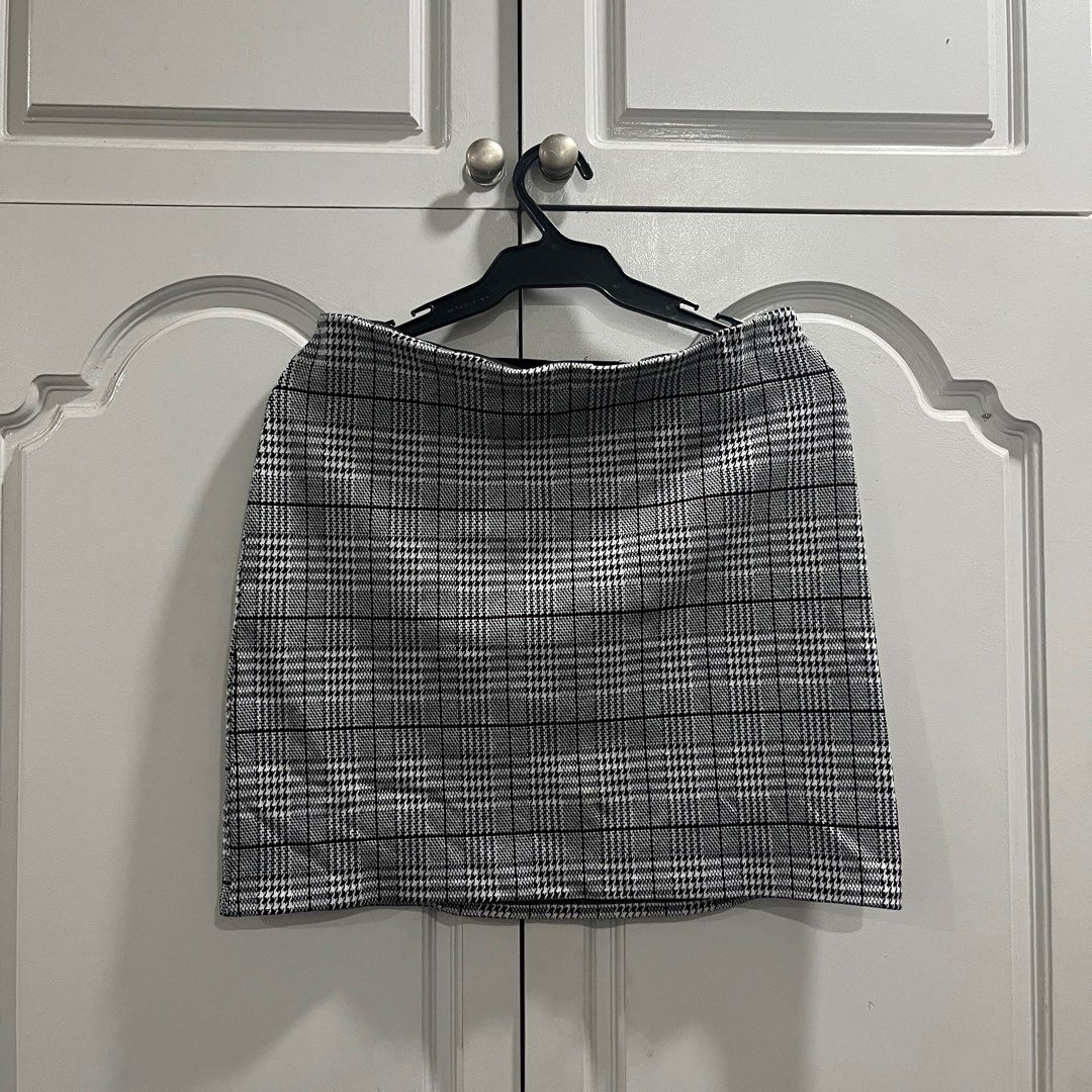 H&M Gray Office Skirt (Category: Skirts) located in Manila. Submitted by lesssa (Listing ID 1263667515, Image 1). Description: .