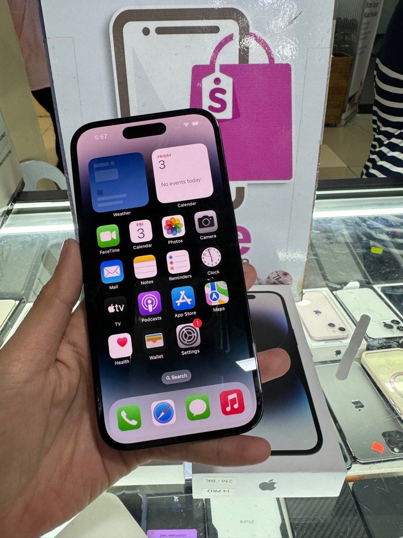 iphone 14 pro 256gb dual sim 2ndhand (Category: iPhone 14 Series) located in Cainta. Submitted by vine_gadget_shop (Listing ID 1263703082, Image 3). Description: iphone 14 pro 256gb dual sim 2ndhand hk variant complete package pick up store greenhills shopping center we accept trade in we accept credit card installment we do cod and door to door we ship nationwide for fast transaction call 09277368323 look for vine.