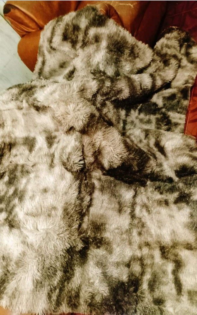 Long Fur Fluffy carpet (Category: Carpets, Mats & Flooring) located in Dasmarinas. Submitted by miminoah28 (Listing ID 1263582907, Image 3). Description: pm sa price location Dasmarinas cavite brandnew Po lahat (5x6 ft )light brown and dark brown Po available (2x5 ft )pink ,rainbow, green, peach and brown available cod via lalamove same-day delivery.