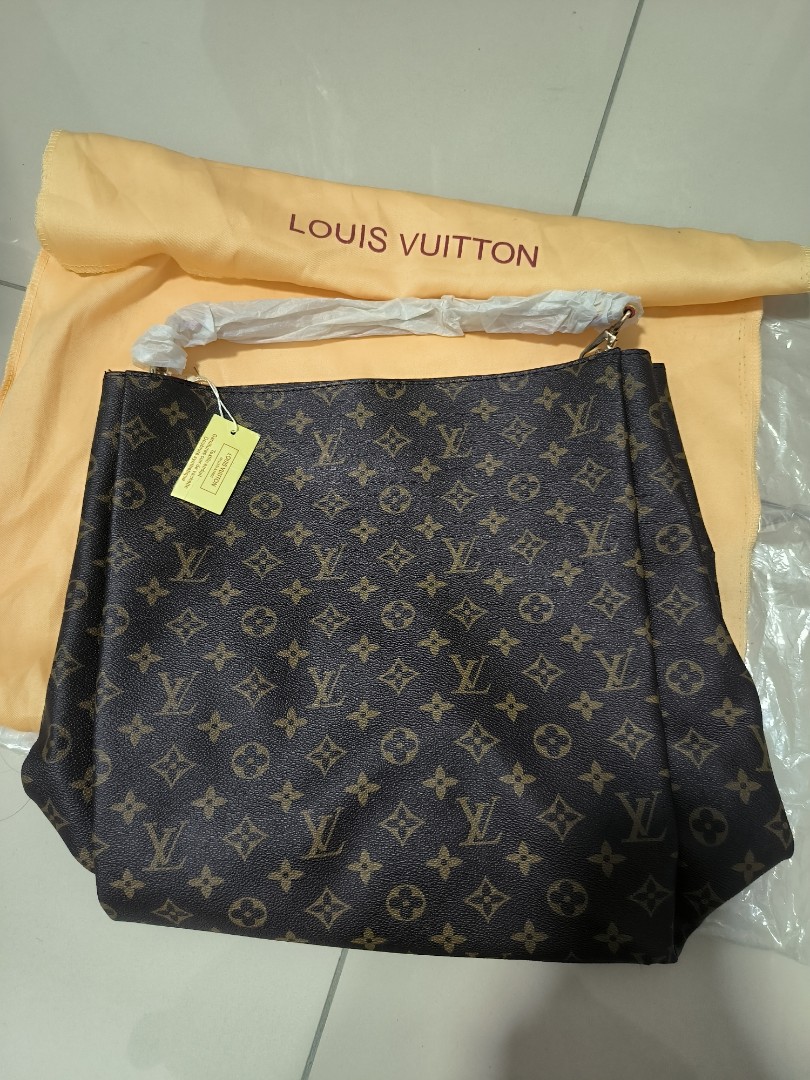 Louis Vuitton Discovery bercetak kanvas dan kulit Beg galas ayat beg galas  lelaki hitam, Luxury, Bags & Wallets on Carousell