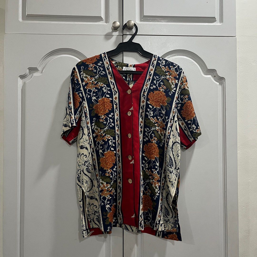 Margaret Lee Button Down Floral Prints (Category: Blouses) located in Manila. Submitted by lesssa (Listing ID 1263665260, Image 1). Description: Fits small to medium.