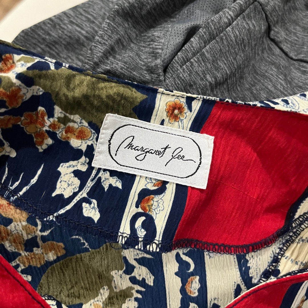 Margaret Lee Button Down Floral Prints (Category: Blouses) located in Manila. Submitted by lesssa (Listing ID 1263665260, Image 2). Description: Fits small to medium.