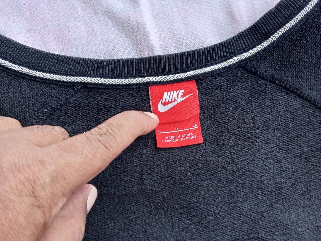 NIKE SWEATER FOR WOMEN (Category: Coats, Jackets and Outerwear) located in Manila. Submitted by eothrift (Listing ID 1263573676, Image 2). Description: ❗❗ FREE SHIPPING ❗❗ Condition: Good Size: S Dimension: W:19 - L: 22.5 Issue: crack on print Color rate: 8 Price: 200.