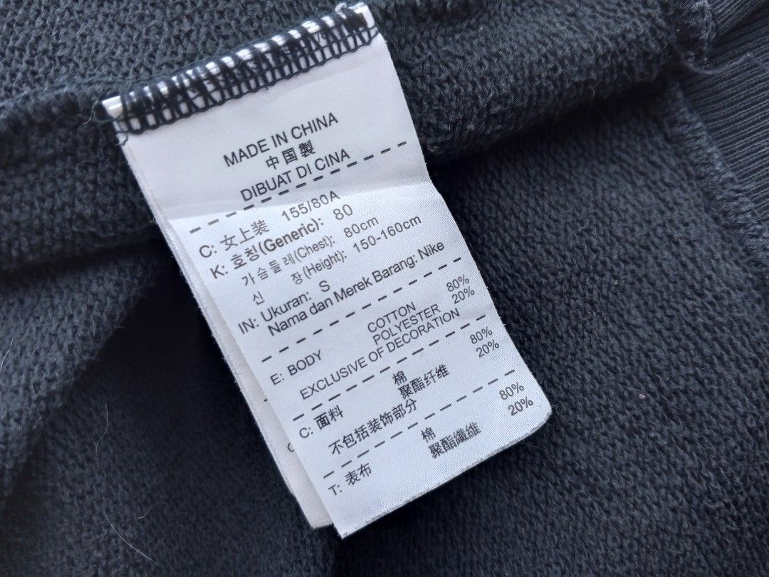 NIKE SWEATER FOR WOMEN (Category: Coats, Jackets and Outerwear) located in Manila. Submitted by eothrift (Listing ID 1263573676, Image 3). Description: ❗❗ FREE SHIPPING ❗❗ Condition: Good Size: S Dimension: W:19 - L: 22.5 Issue: crack on print Color rate: 8 Price: 200.