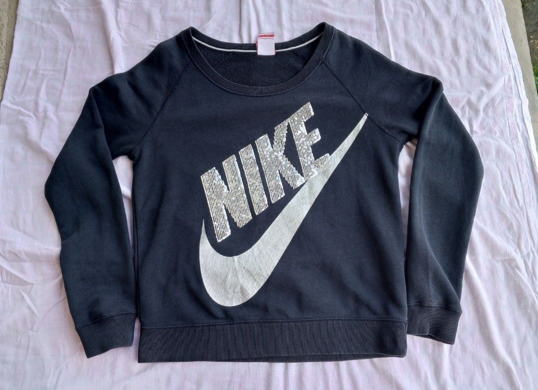 NIKE SWEATER FOR WOMEN (Category: Coats, Jackets and Outerwear) located in Manila. Submitted by eothrift (Listing ID 1263573676, Image 1). Description: ❗❗ FREE SHIPPING ❗❗ Condition: Good Size: S Dimension: W:19 - L: 22.5 Issue: crack on print Color rate: 8 Price: 200.