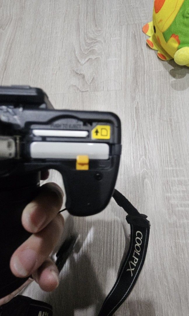 Nikon camera (screen problem), Photography, Cameras on Carousell