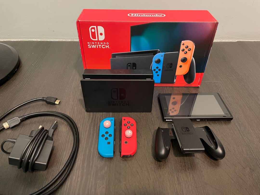What comes with shop the switch console