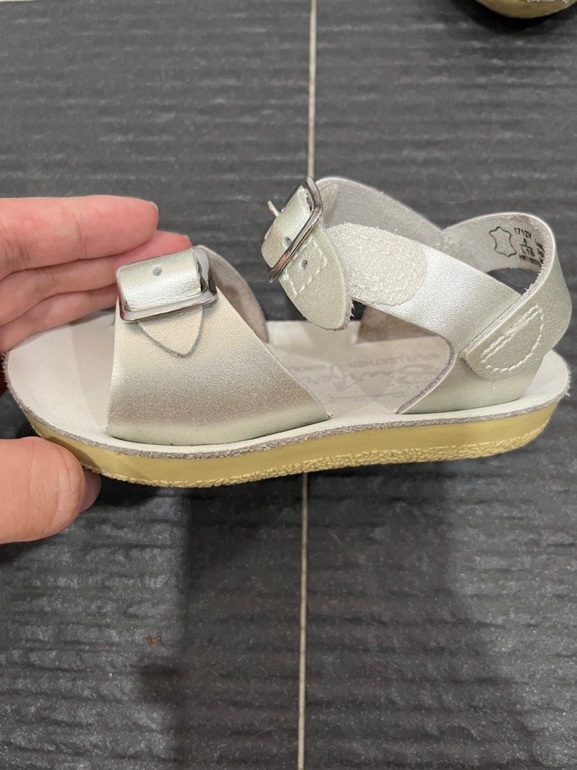 Saltwater sandals size 6 store