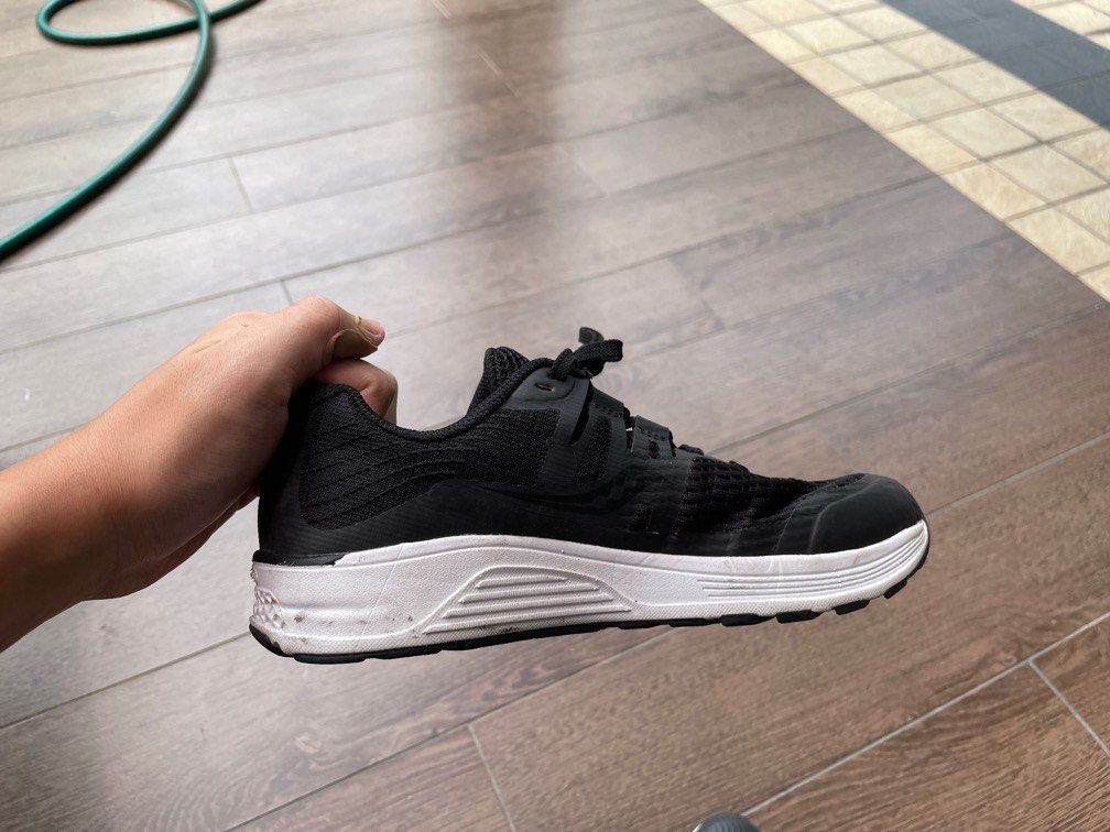 All black hotsell saucony running shoes