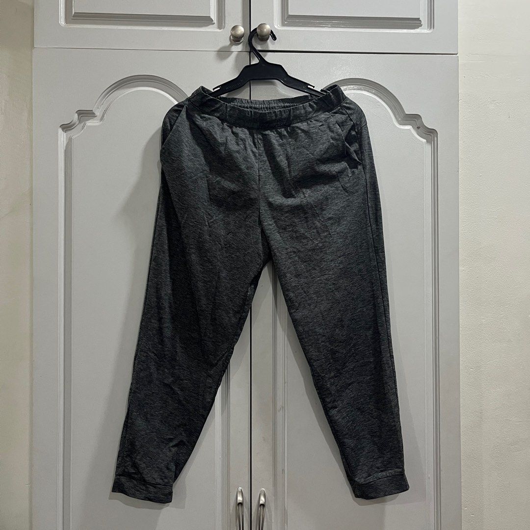 Uniqlo Active Leggings Gray (Category: Other Bottoms) located in Manila. Submitted by lesssa (Listing ID 1263666072, Image 1). Description: Size large but fits medium. Some of the stitches are not stitched well.