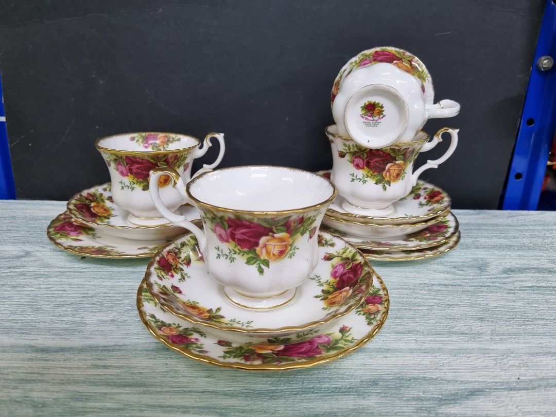 Old country roses royal top albert bone china england
