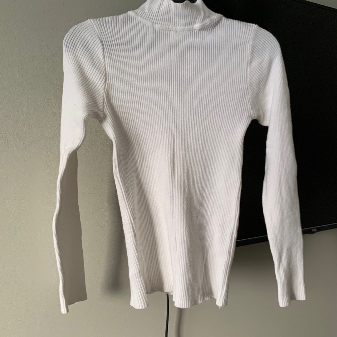 White Ribbed Turtleneck (Category: Longsleeves) located in Manila. Submitted by farfromregularco (Listing ID 1263617799, Image 2). Description: White Ribbed Turtleneck RFS: Never used, not my style Ribbed and the fabric is thick Size: S - M Delivery Details: 📍Sampaloc, Manila Payment: BPI / Gcash / COD Message me for meetups Shipping: Grab / Lalamove / MrSpeedy Shipping must be shouldered by buyer.