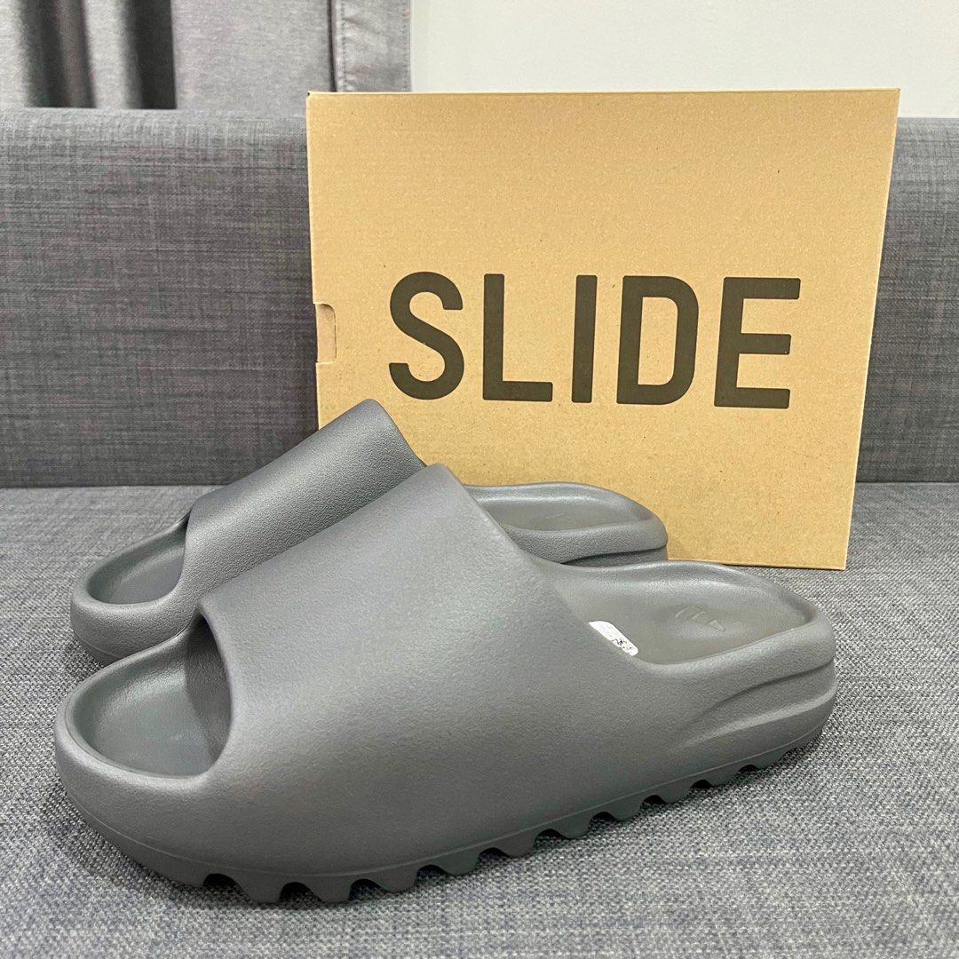 Yeezy Slides ‘Granite’