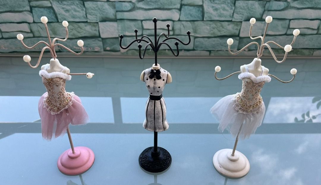Mannequin top jewelry stand