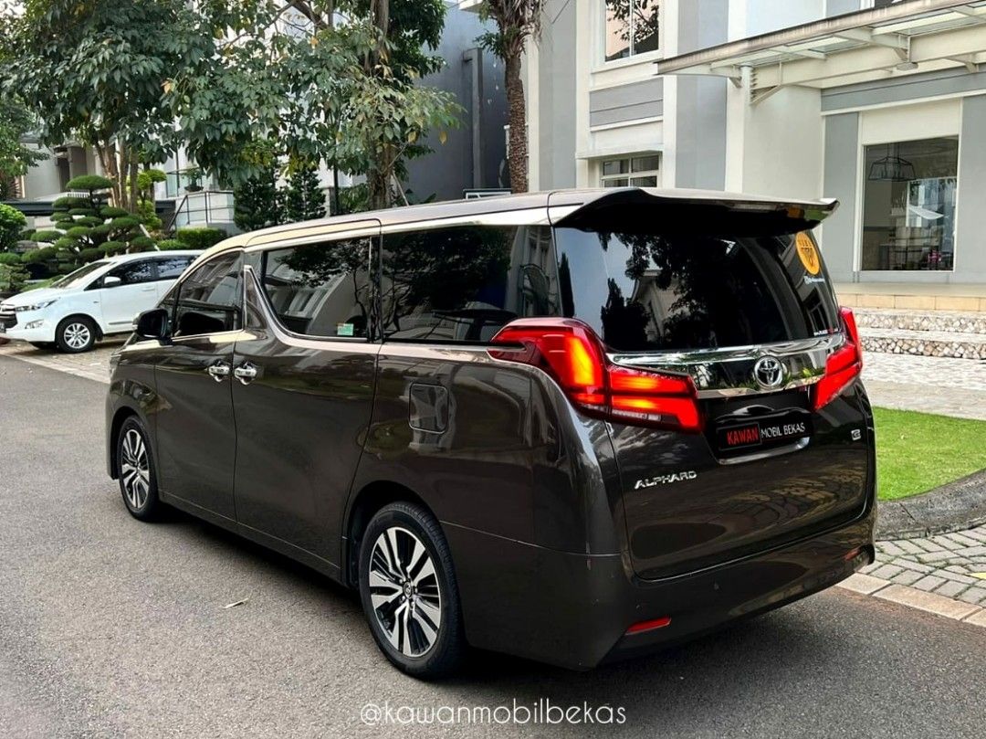 Mewah dan Berwibawa: Mengupas Keistimewaan Toyota Alphard Abu-Abu