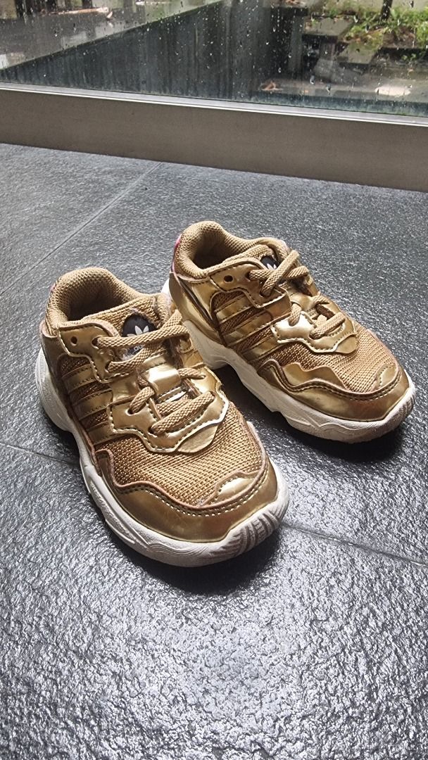 Adidas toddler girls gold trainers EU22 UK5.5