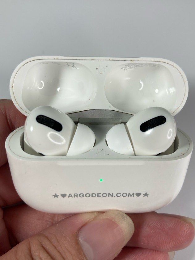 AirPods Pro’s 1st gen (Category: Earphones) located in Antipolo. Submitted by grindrr (Listing ID 1268621619, Image 1). Description: Yes I’m selling this for ₱4444 because the number looks cool What’s in the box: A pair of Airpods pros 1st gen with medium ear tips and engraved case, two medium ear tips, and one small ear tip, all in a box. Unit only Issues: - Right side has a lot of crackling when ANC is on while you’re moving your head around. -