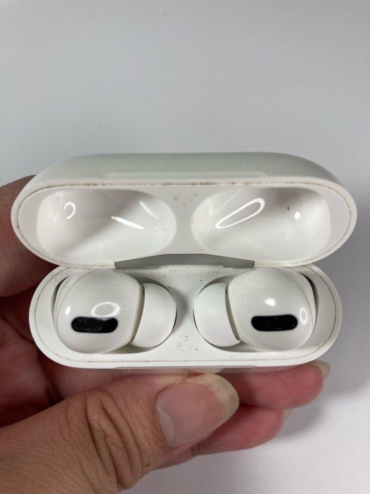 AirPods Pro’s 1st gen (Category: Earphones) located in Antipolo. Submitted by grindrr (Listing ID 1268621619, Image 3). Description: Yes I’m selling this for ₱4444 because the number looks cool What’s in the box: A pair of Airpods pros 1st gen with medium ear tips and engraved case, two medium ear tips, and one small ear tip, all in a box. Unit only Issues: - Right side has a lot of crackling when ANC is on while you’re moving your head around. -