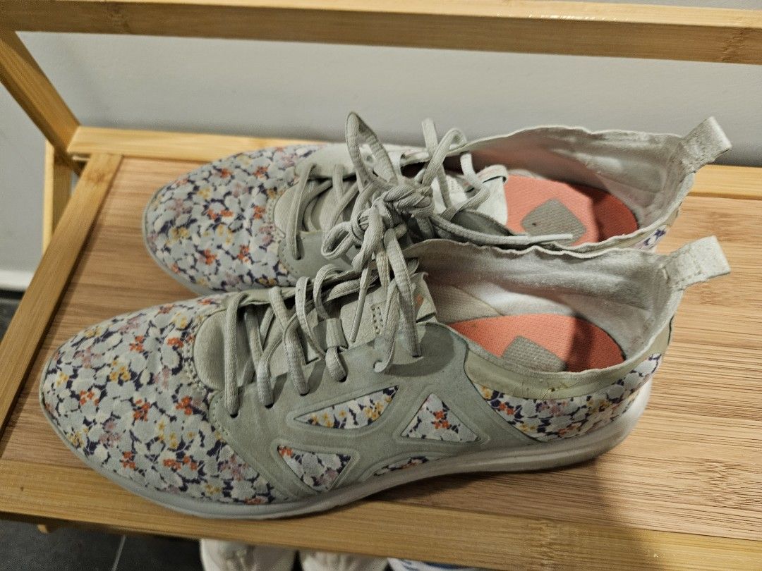 ASICS Floral Walking Shoes EUR39 UK6 US8 Women s Fashion