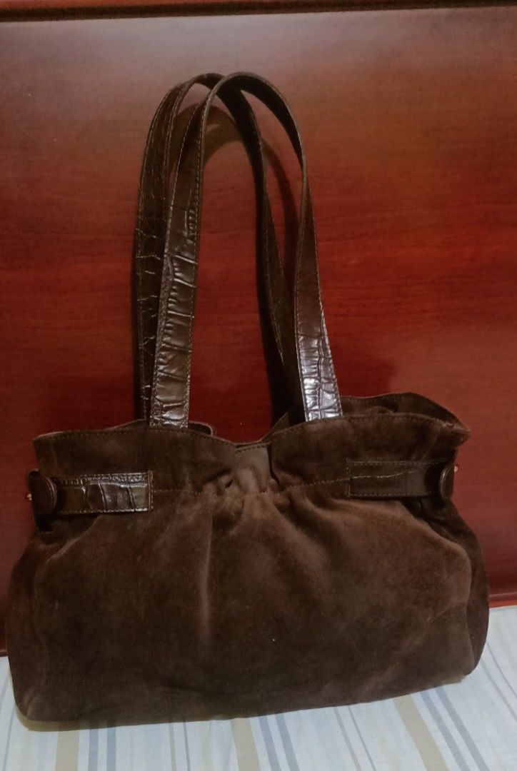 Authentic Furla Brown suede leather Shoulder bag (Category: Luxury Bags & Wallets) located in Quezon City. Submitted by krt0912 (Listing ID 1268701846, Image 2). Description: Preloved Authentic Furla Brown suede leather shoulder bag. YKK zip. size: 12.5" x 8.5".