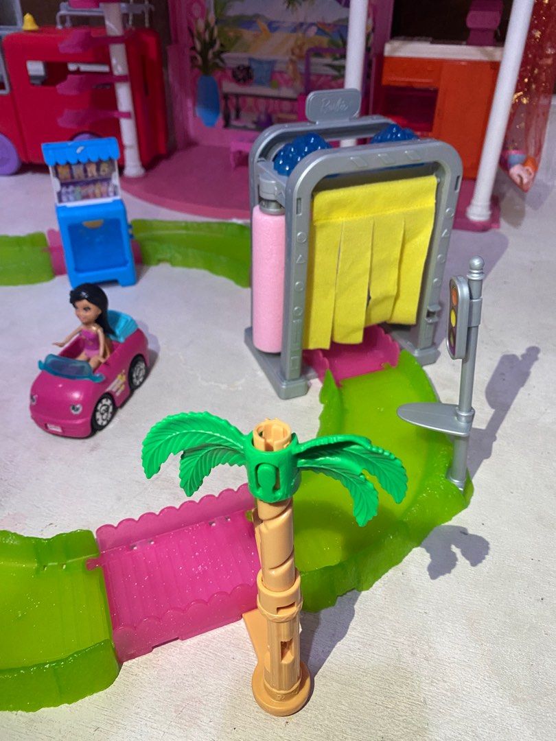 Barbie on the go car shop wash