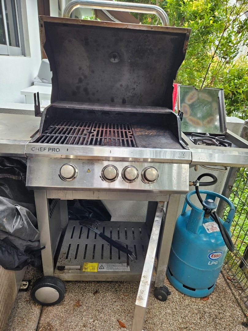 Big BBQ grill with gas and extra plate, TV & Home Appliances, Kitchen ...