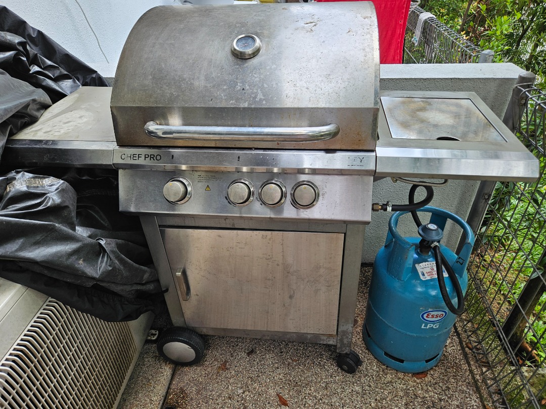 Big BBQ grill with gas and extra plate, TV & Home Appliances, Kitchen ...