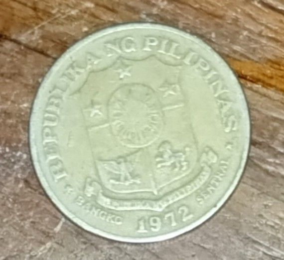Error silver 1 peso coins (Category: Currency) located in Malabon City. Submitted by manriquefrancis12121914 (Listing ID 1268660012, Image 2). Description: old coin.